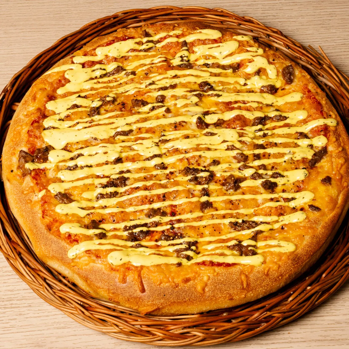 Biff og bearnaise pizza drizzled with béarnaise.