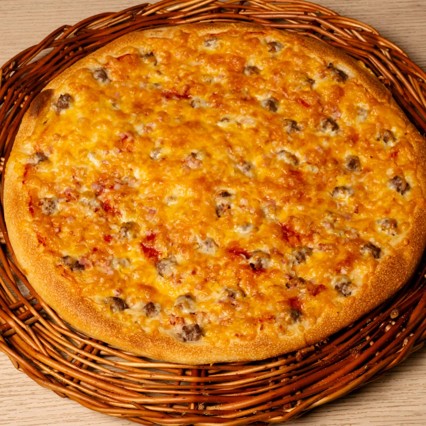 Suveren pizza with minced beef and bacon.